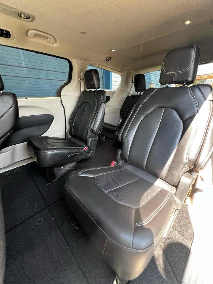 Used 2023 Chrysler Pacifica Touring-L FWD image 10