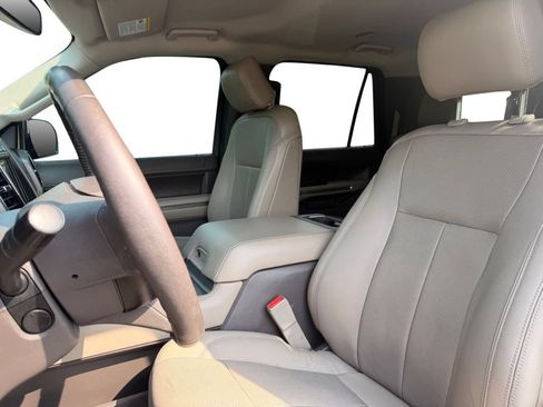 Used 2018 Ford Expedition Max XLT w/ Equipment Group 202A AWD/4WD image 8