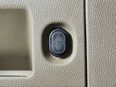 Used 2018 Chevrolet Tahoe Premier AWD/4WD image 33