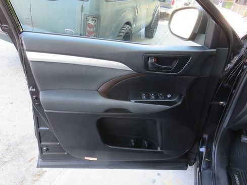 Used 2019 Toyota Highlander LE AWD/4WD image 28