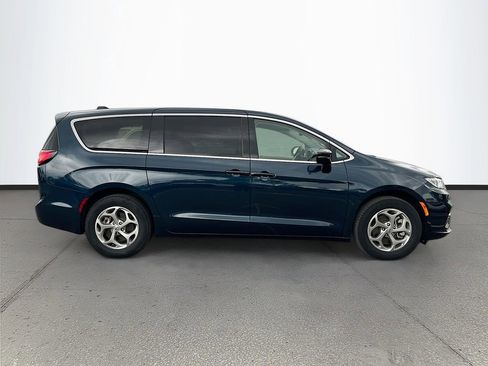 Used 2024 Chrysler Pacifica Limited image 8