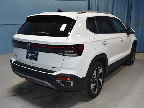 Certified 2025 Volkswagen Taos SE w/ Panoramic Sunroof Package image 23