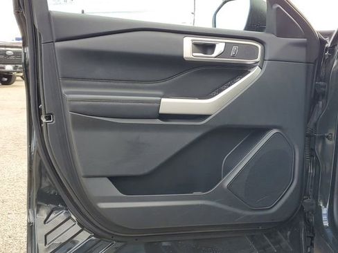 Used 2022 Ford Explorer XLT image 11