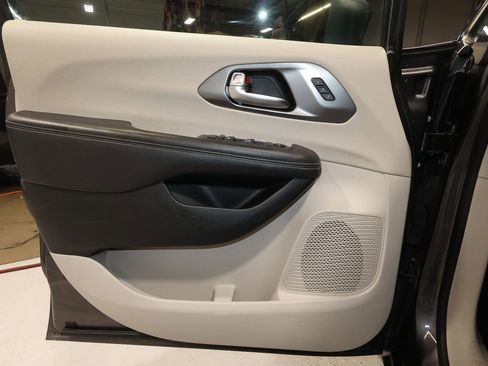 Used 2023 Chrysler Pacifica Touring-L image 18