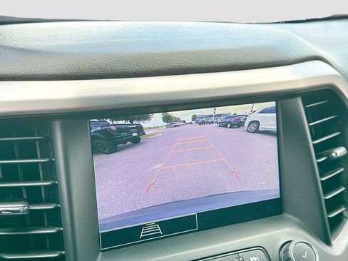 Used 2023 GMC Acadia SLE w/ Driver Convenience Package FWD image 16