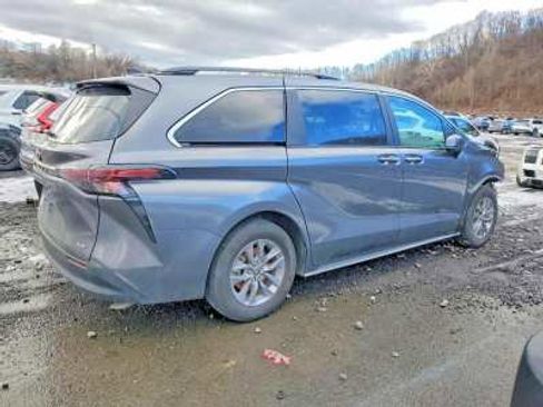 Used 2025 Toyota Sienna XLE FWD image 5