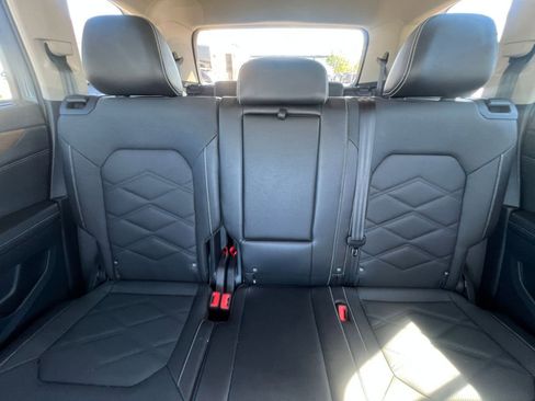 Used 2025 Volkswagen Atlas SE image 40