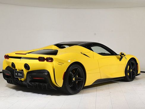 Used 2022 Ferrari SF90 Spider image 9