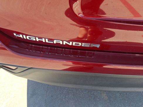 Used 2024 Toyota Highlander LE image 13