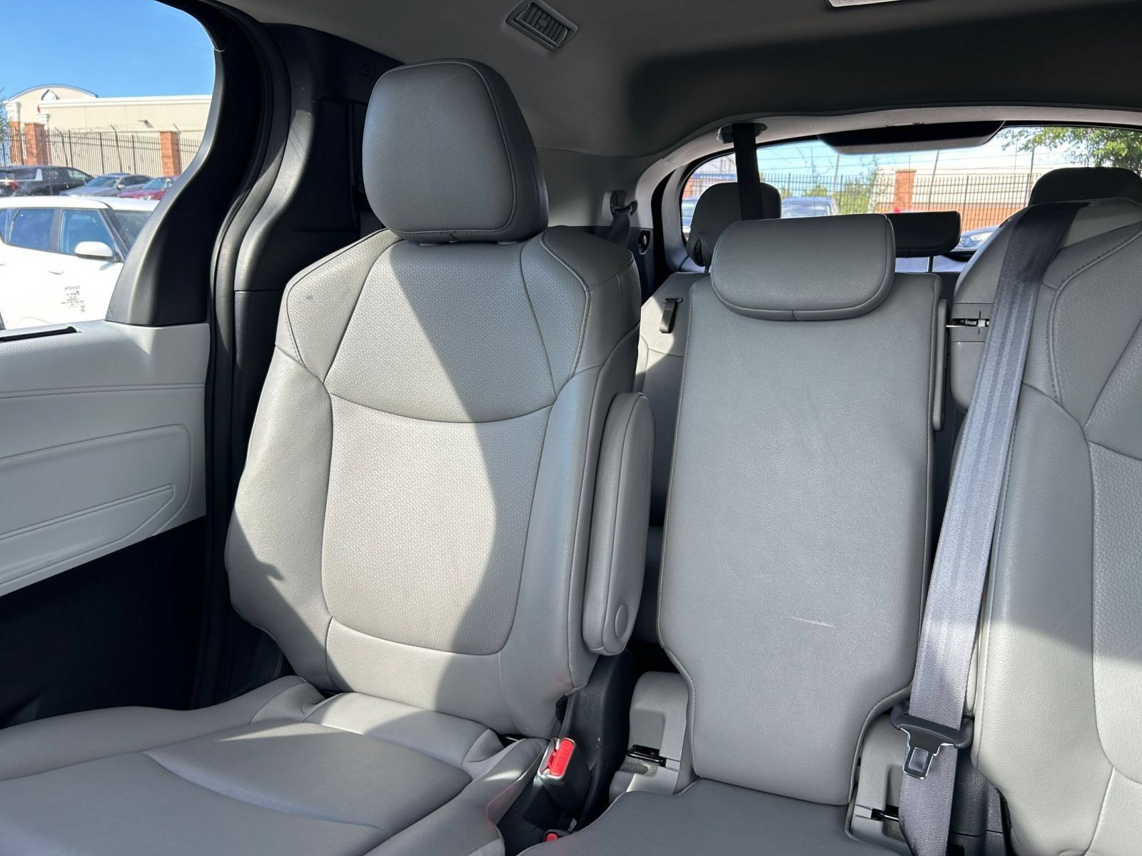 Used 2025 Toyota Sienna XLE FWD image 36