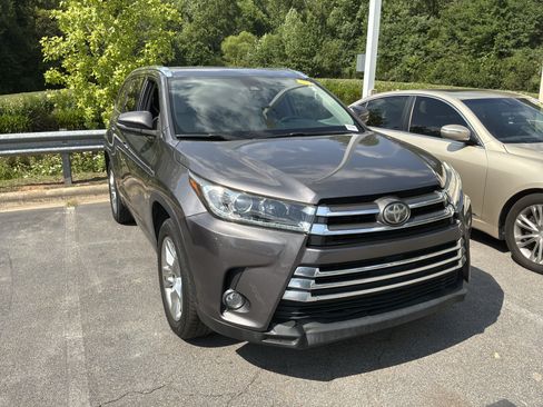 Used 2018 Toyota Highlander Limited FWD image 3