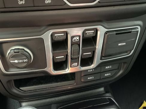Used 2018 Jeep Wrangler Unlimited Sport S AWD/4WD image 33
