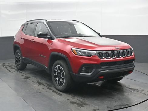 Used 2025 Jeep Compass Trailhawk AWD/4WD image 5