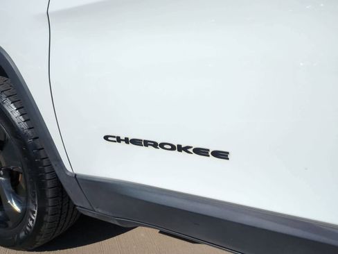 Used 2016 Jeep Cherokee Latitude w/ Cold Weather Group image 12