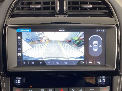 Used 2020 Jaguar F-PACE SVR image 23