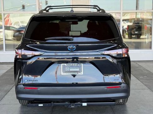 Certified 2025 Toyota Sienna XLE Woodland Edition AWD/4WD image 11