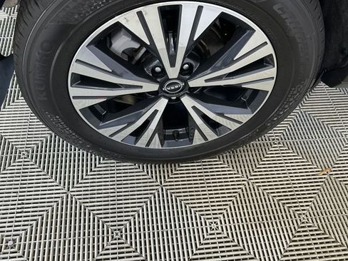 Used 2023 Nissan Rogue SV image 12