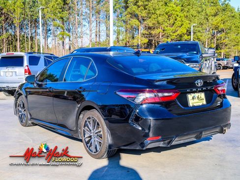 Used 2024 Toyota Camry SE image 5