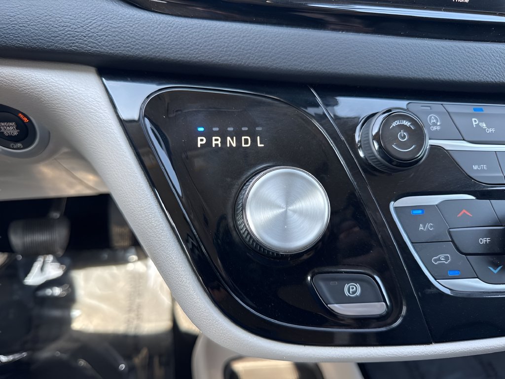 Used 2023 Chrysler Pacifica Touring-L FWD image 17