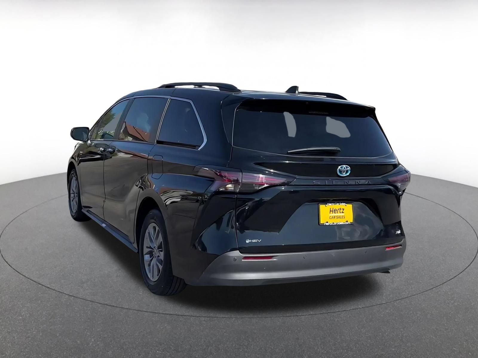 Used 2025 Toyota Sienna XLE FWD image 10