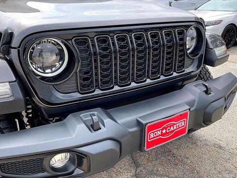 Used 2024 Jeep Gladiator Sport image 32