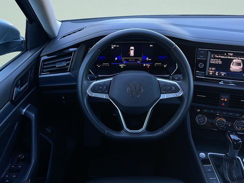 Used 2024 Volkswagen Jetta SE FWD image 10