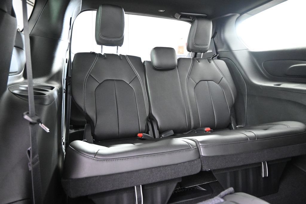 New 2027 Chrysler Pacifica Select AWD/4WD image 17