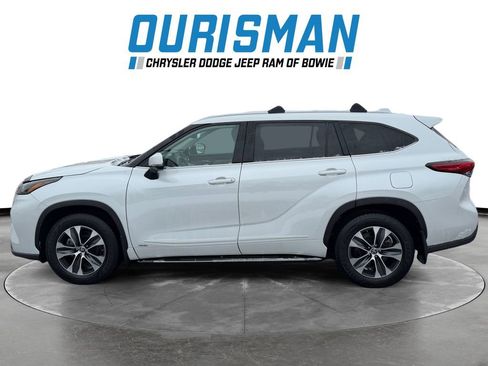 Used 2022 Toyota Highlander XLE image 3