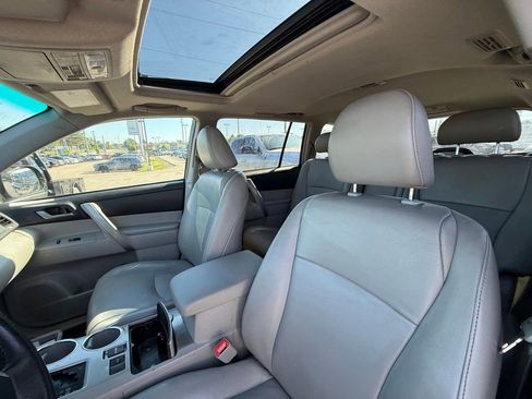 Used 2012 Toyota Highlander SE w/ Tow Pkg FWD image 13