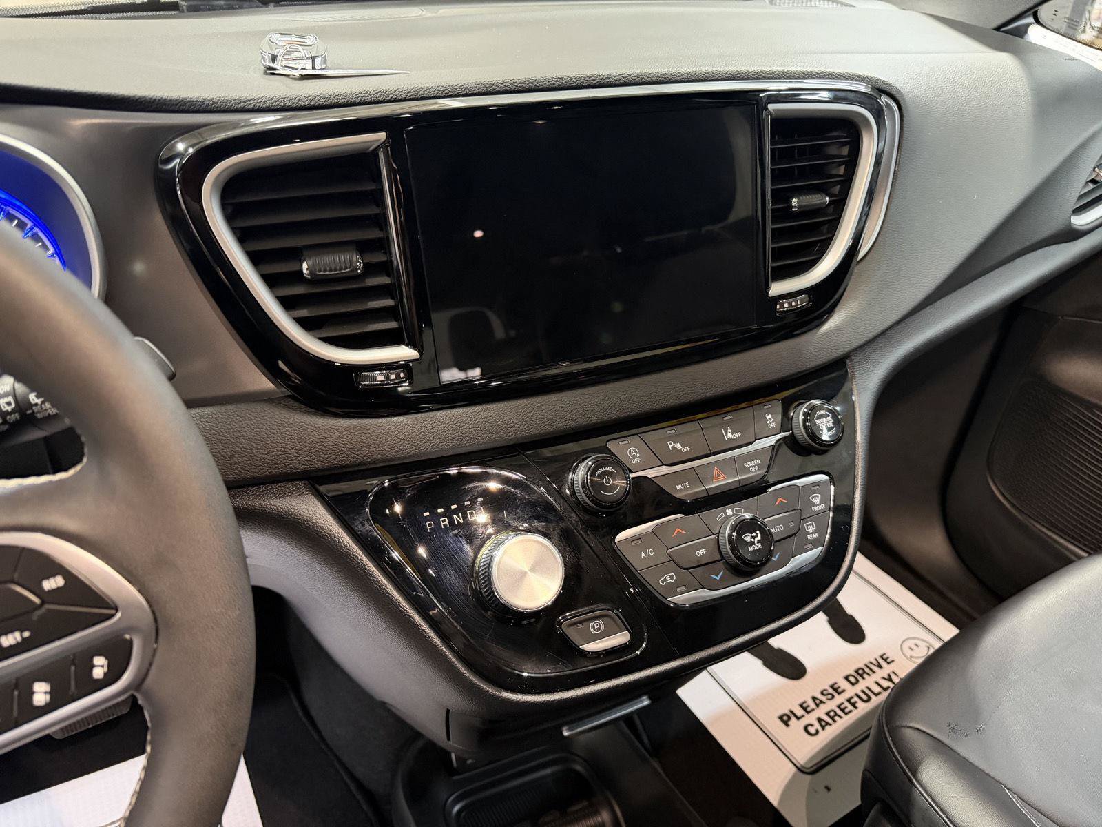 Used 2026 Chrysler Pacifica Select FWD image 18