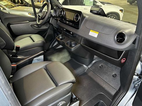 Used 2025 Mercedes-Benz Sprinter 2500 image 11
