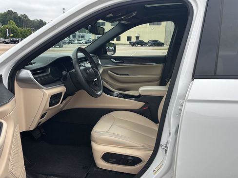 Used 2023 Jeep Grand Cherokee Limited AWD/4WD image 9