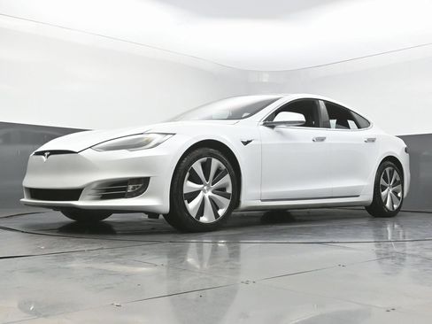 Used 2020 Tesla Model S Long Range Plus image 53