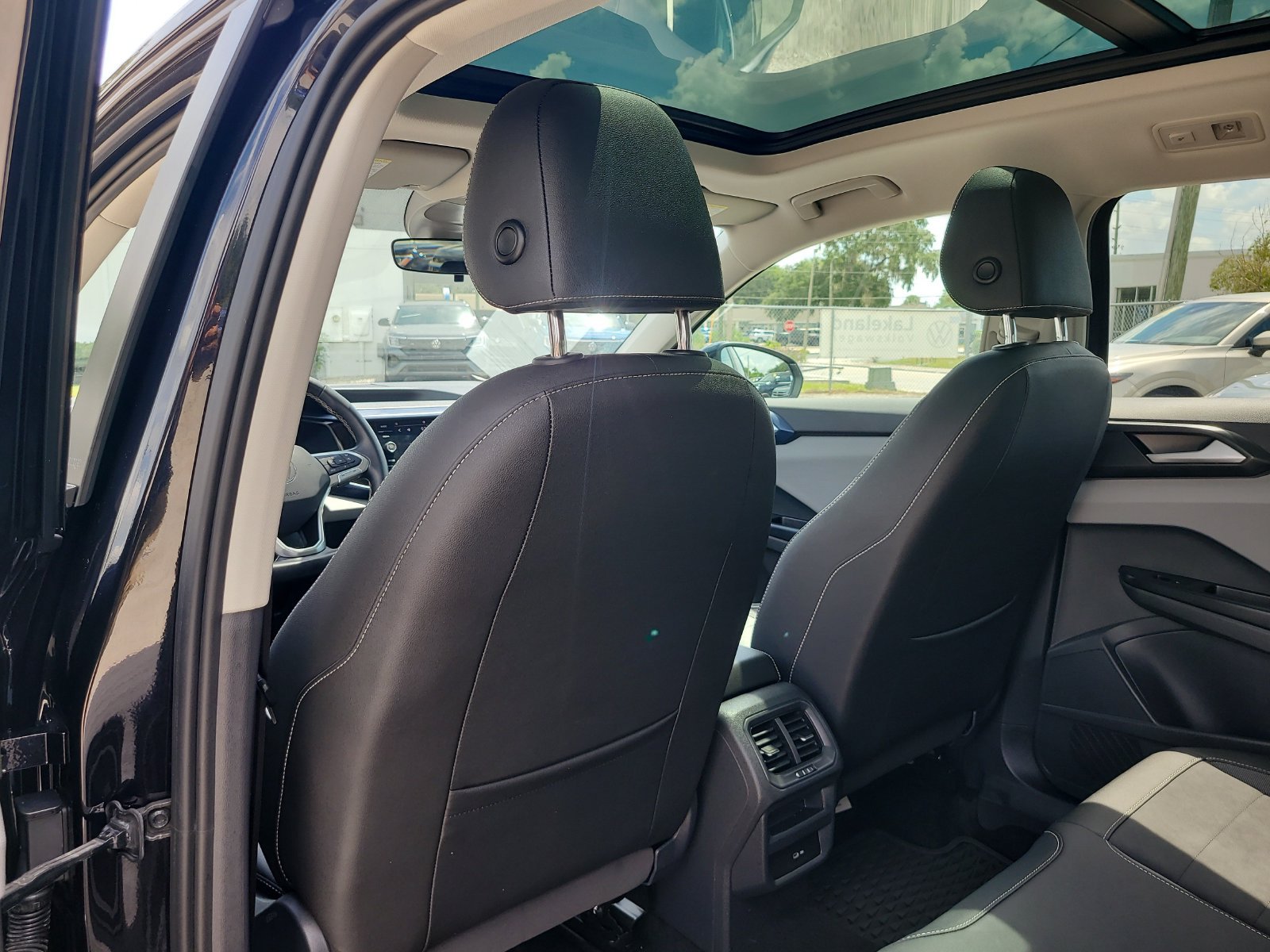 Used 2023 Volkswagen Taos SE w/ Panoramic Sunroof Package FWD image 10