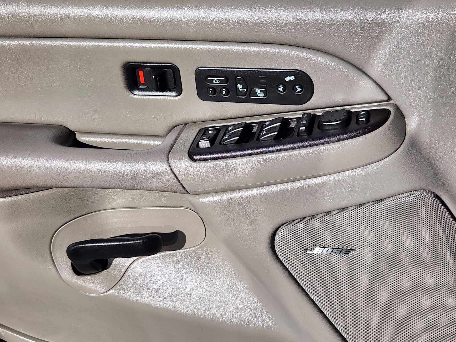 Used 2005 Chevrolet Suburban 2500 LT w/ Preferred Equipment Group AWD/4WD image 6