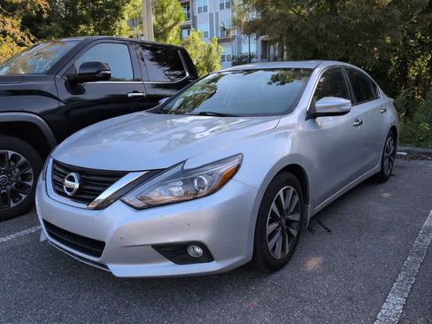 Used 2016 Nissan Altima 2.5 SV w/ Convenience Package FWD image 2