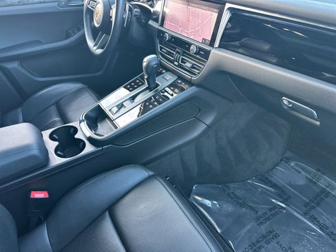 Certified 2022 Porsche Macan image 16
