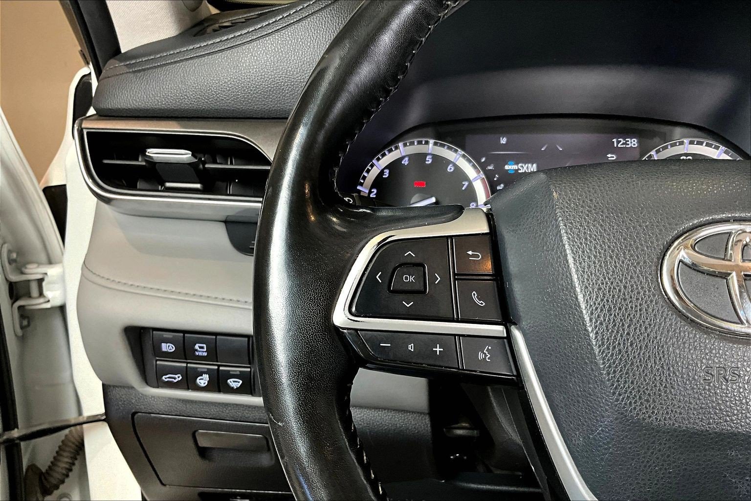 Used 2022 Toyota Highlander Limited FWD image 12