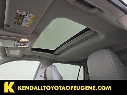 Used 2023 Toyota Highlander XLE AWD/4WD image 25