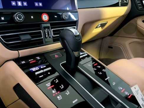 Certified 2025 Porsche Macan image 17