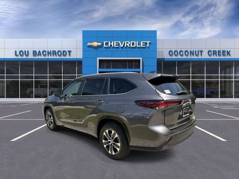 Used 2024 Toyota Highlander XLE FWD image 6