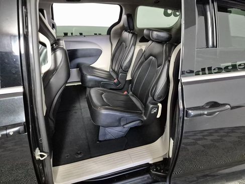 Used 2023 Chrysler Pacifica Touring-L image 21