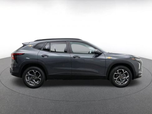Used 2025 Chevrolet Trax LT FWD image 14