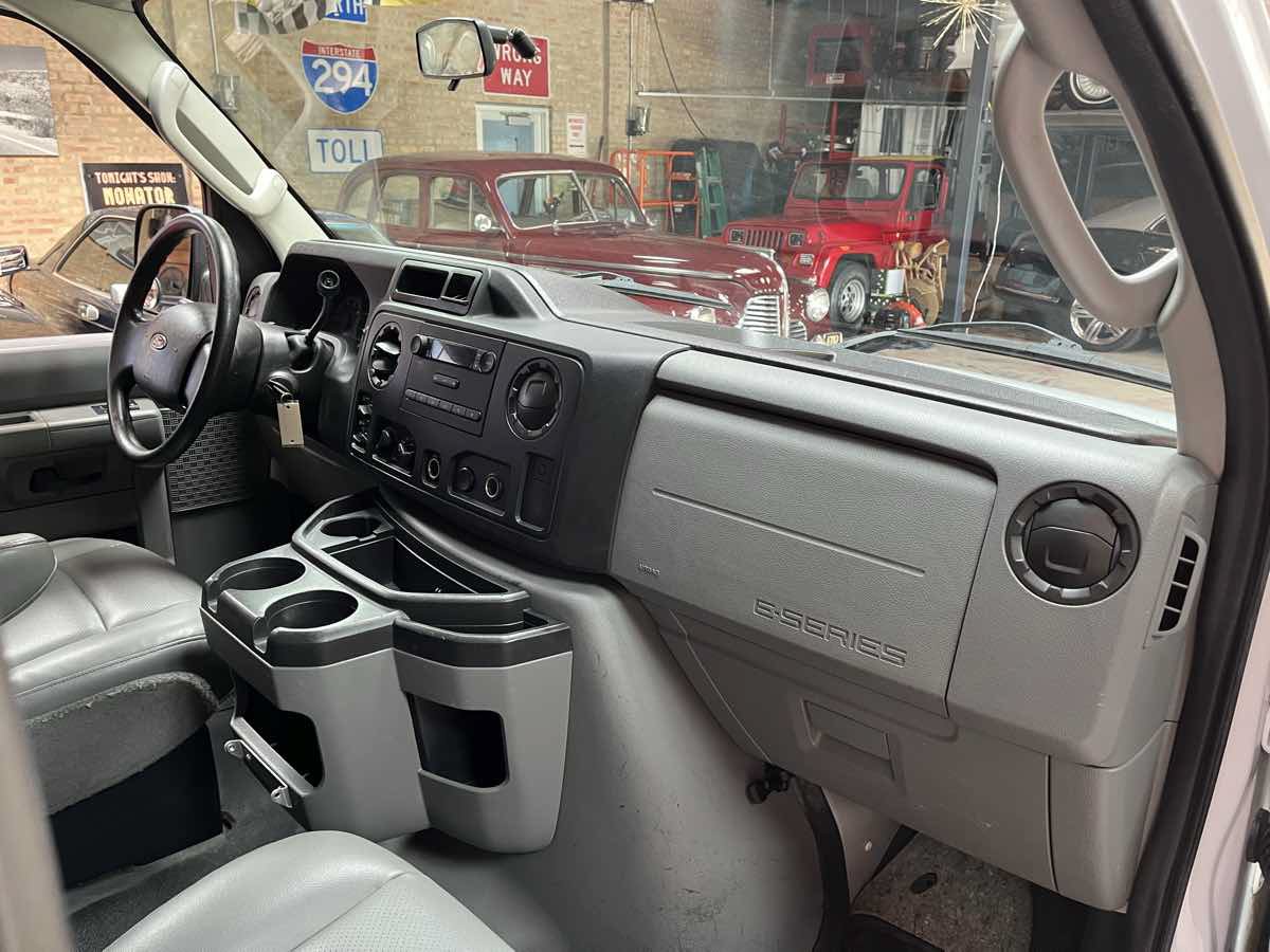 Used 2009 Ford E-350 and Econoline 350 Super Duty RWD image 9