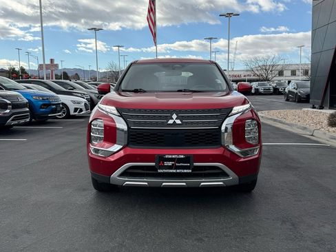 Used 2024 Mitsubishi Outlander SE image 2