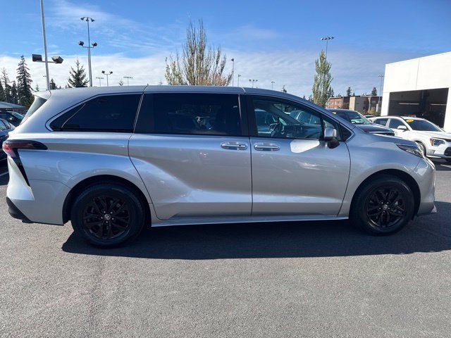 Used 2024 Toyota Sienna LE AWD/4WD image 5