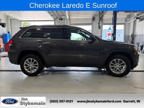 Used 2021 Jeep Grand Cherokee Laredo w/ Security & Convenience Group AWD/4WD image 13