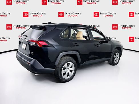 Used 2021 Toyota RAV4 LE AWD/4WD image 5