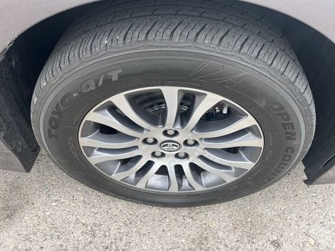 Used 2019 Toyota Sienna XLE w/ XLE Navigation Package FWD image 22