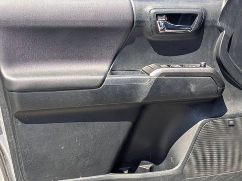 Used 2017 Toyota Tacoma TRD Sport AWD/4WD image 8